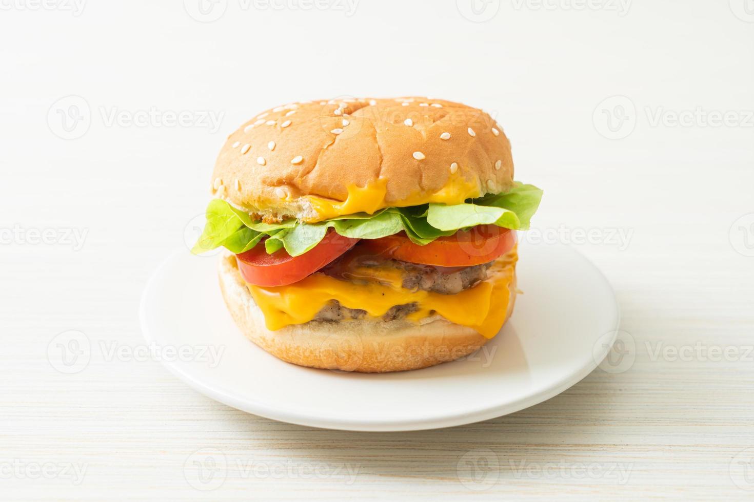 hamburger di maiale con formaggio su piatto bianco foto