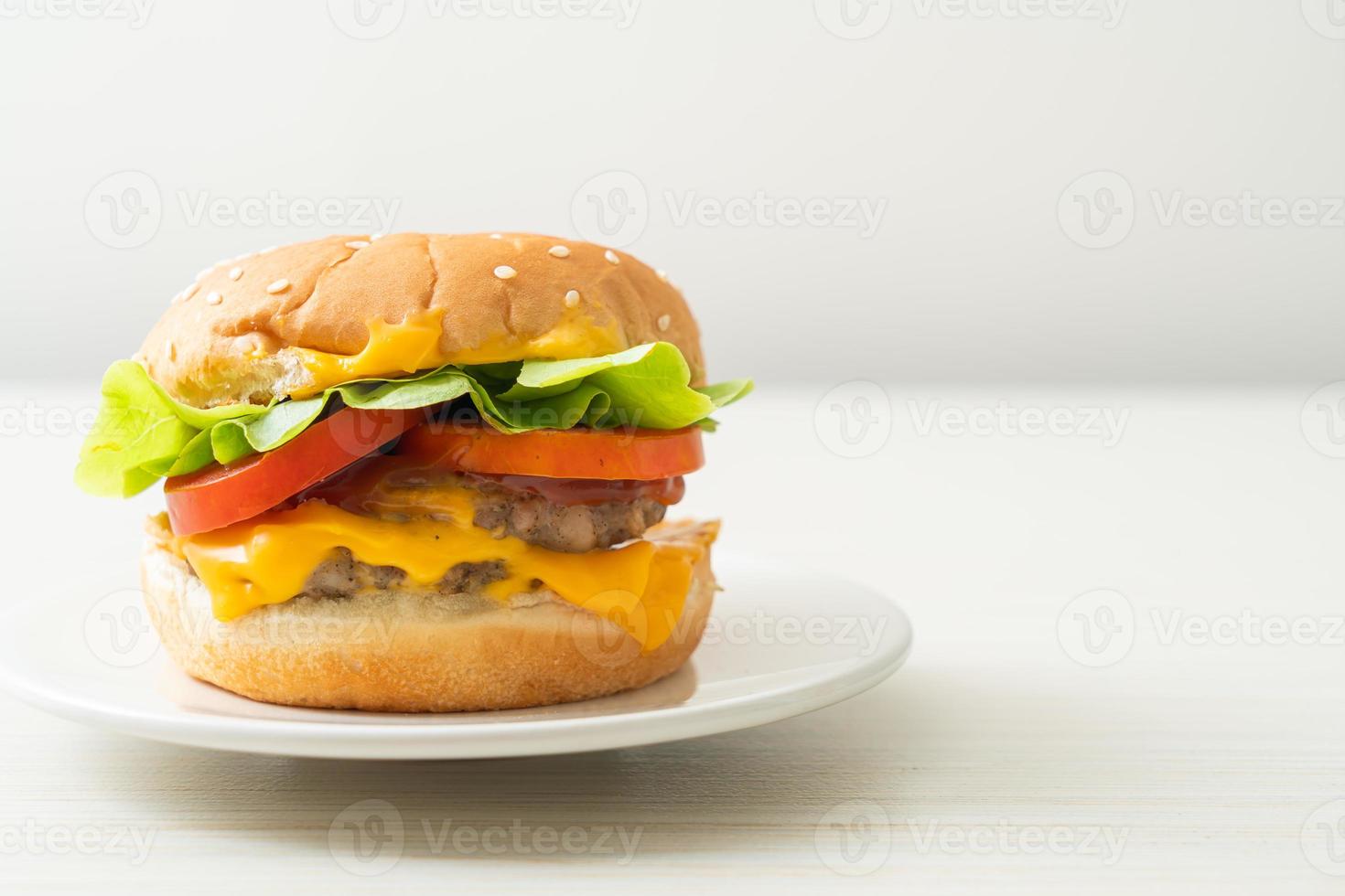 hamburger di maiale con formaggio su piatto bianco foto