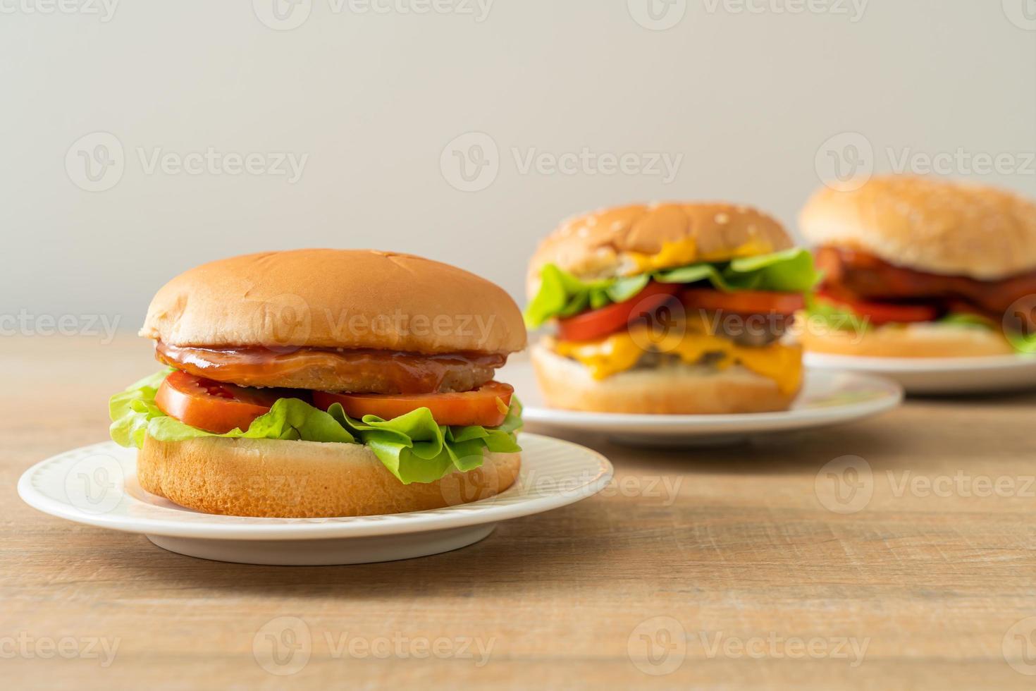 hamburger di pollo con salsa su piatto bianco foto