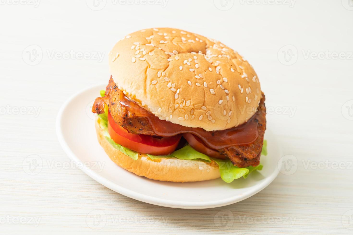 hamburger di pollo alla griglia con salsa su piatto bianco foto