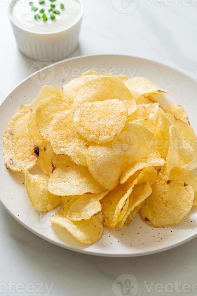 patatine fritte con salsa di panna acida foto