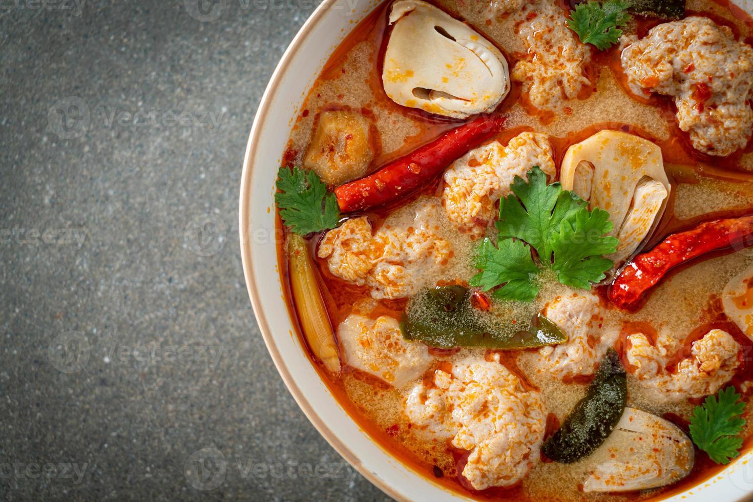 zuppa di maiale bollita piccante con funghi - tom yum - stile asiatico asian foto