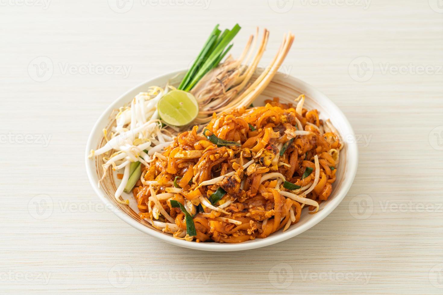 noodle saltati in padella con tofu e germogli o pad thai - stile asiatico foto