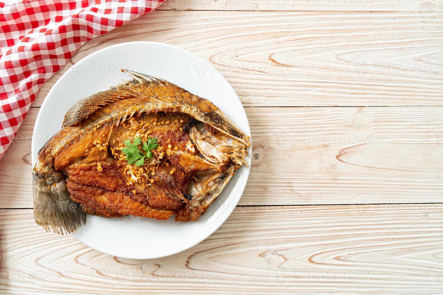 branzino fritto con aglio foto