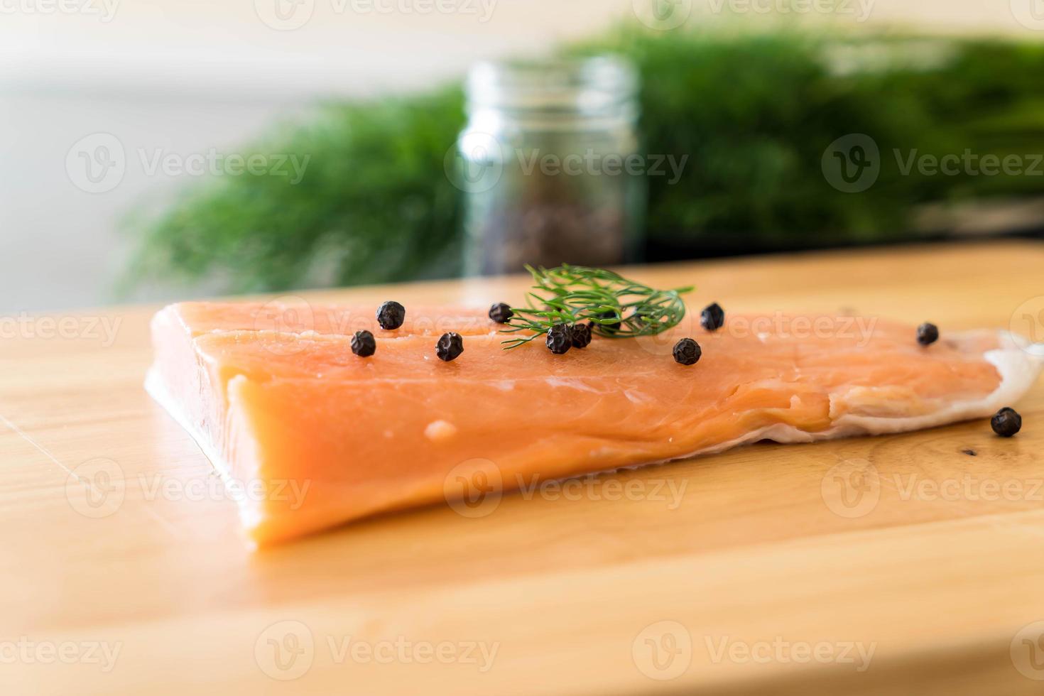 filetto di salmone fresco a bordo foto