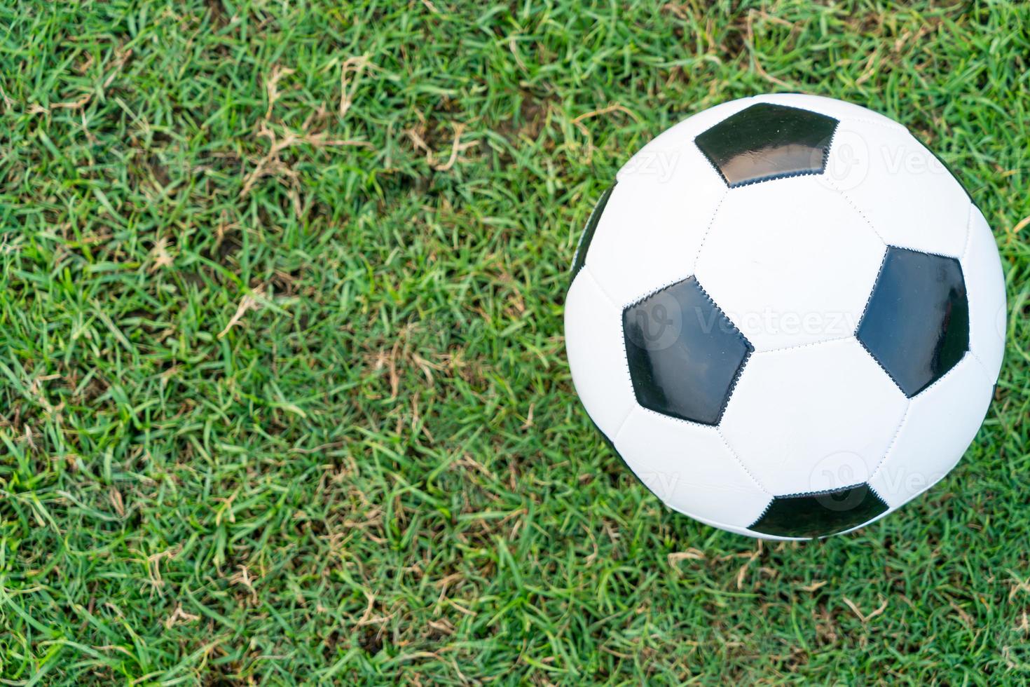 pallone da calcio sul campo da calcio foto