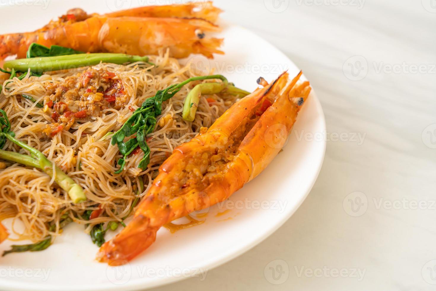 vermicelli di riso saltati in padella e mimosa d'acqua con gamberi di fiume foto