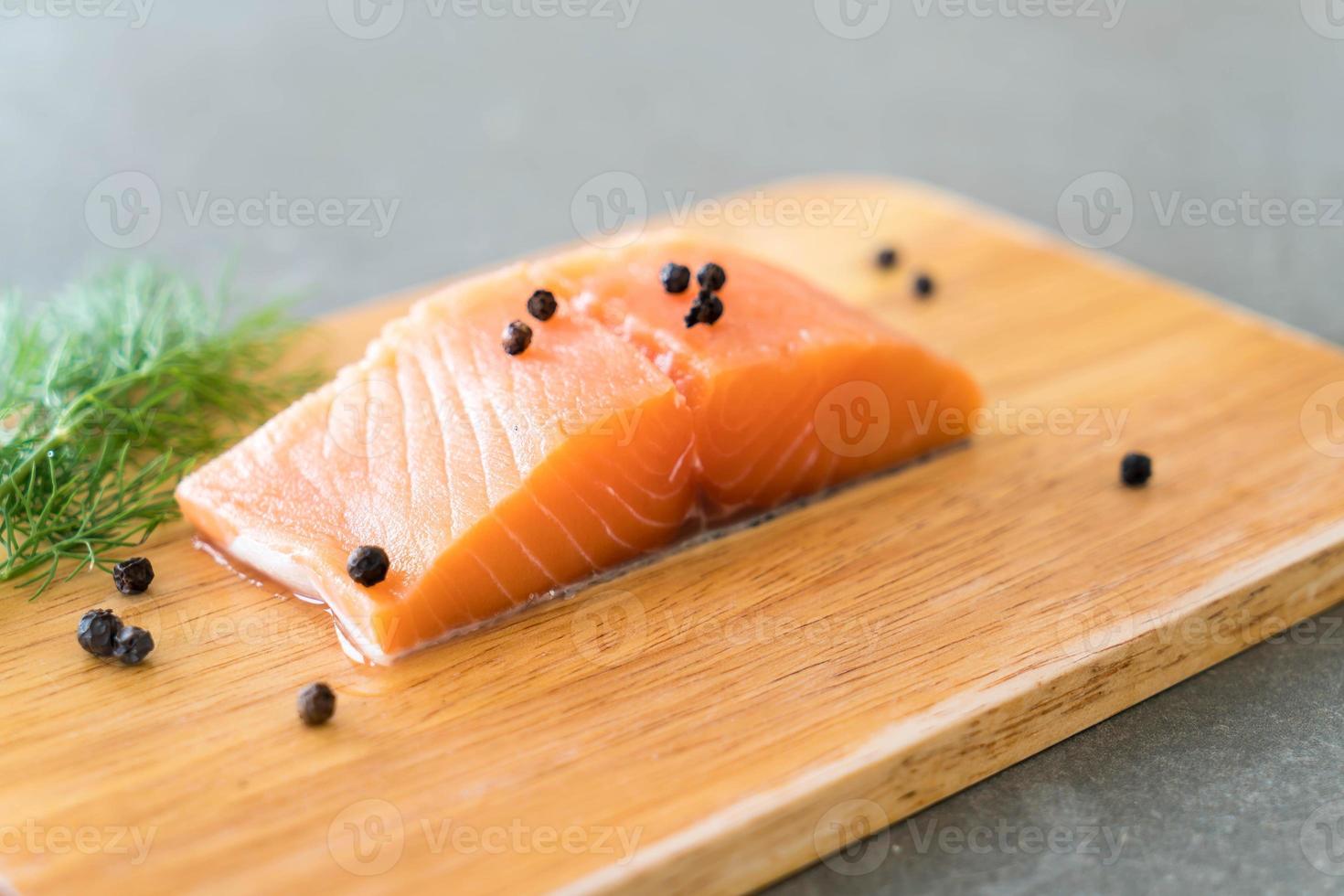 filetto di salmone fresco a bordo foto