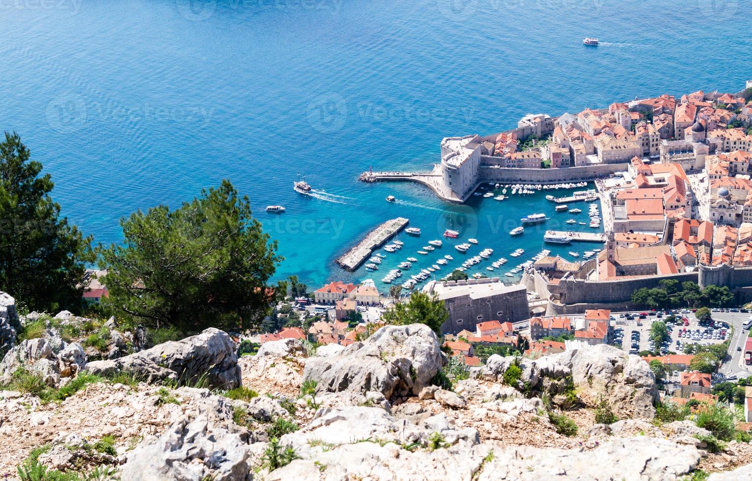 sentiero a piedi dalla cima del monte sdr a dubrovnik con una splendida vista panoramica foto