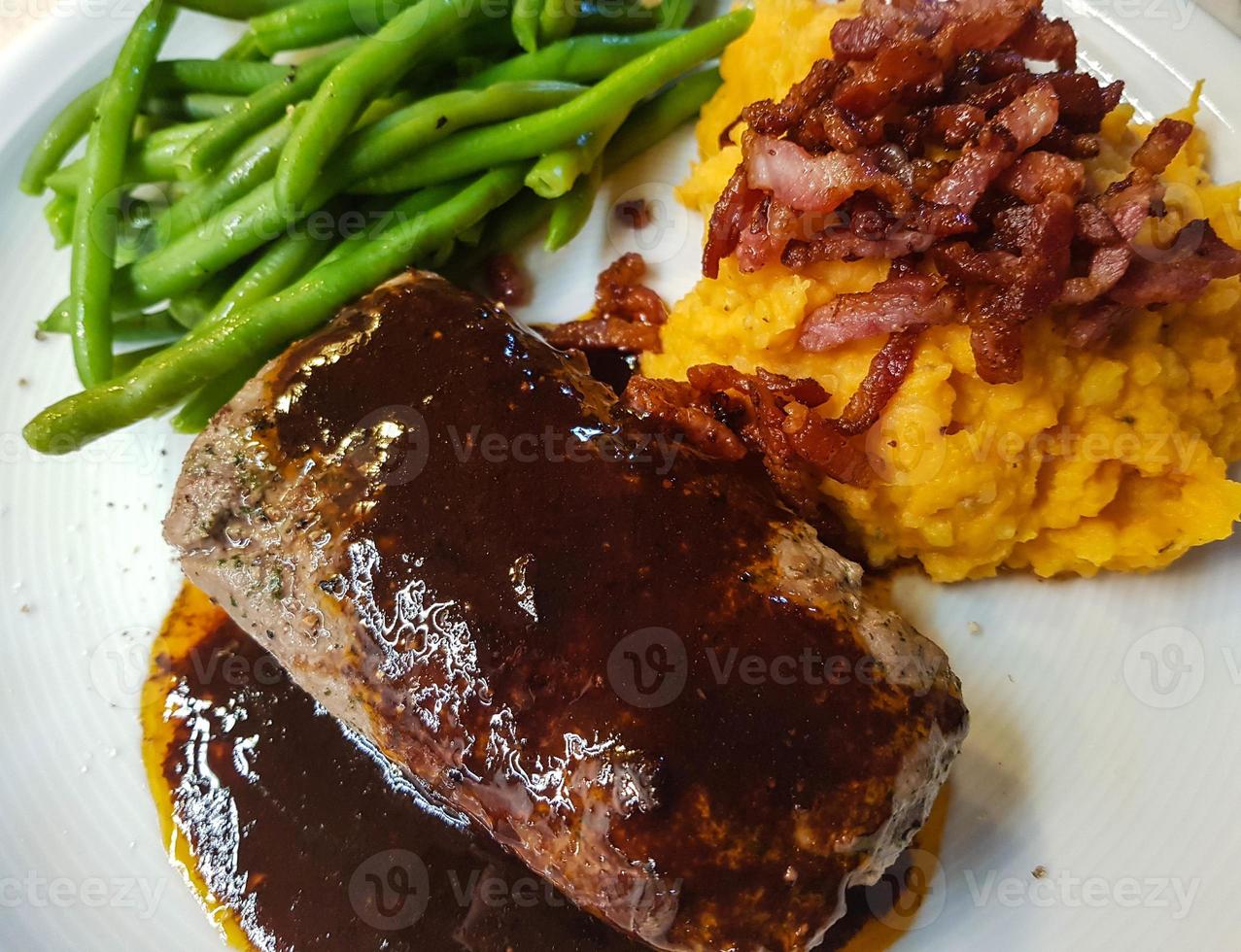 Costolette di agnello al rosmarino con aglio foto