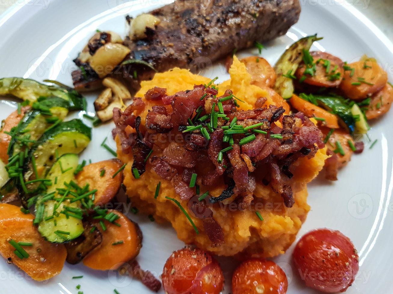 Costolette di agnello al rosmarino con aglio foto