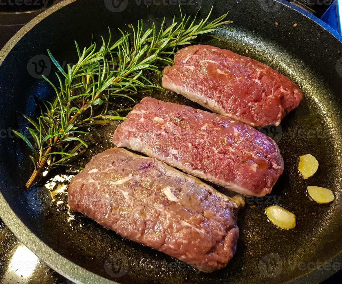 Costolette di agnello al rosmarino con aglio foto