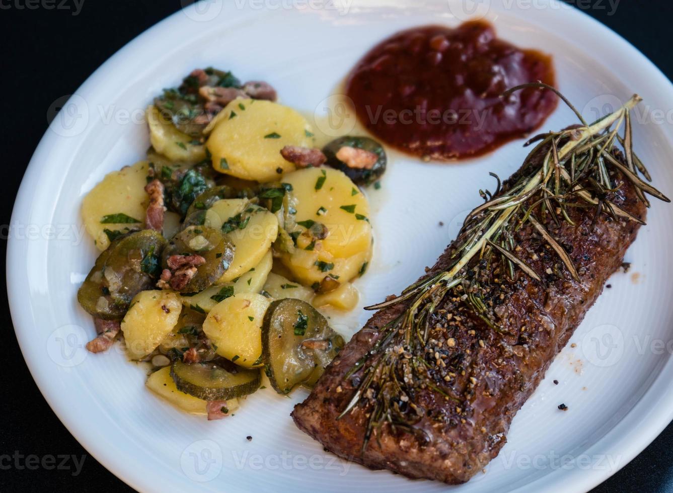 Costolette di agnello al rosmarino con aglio foto