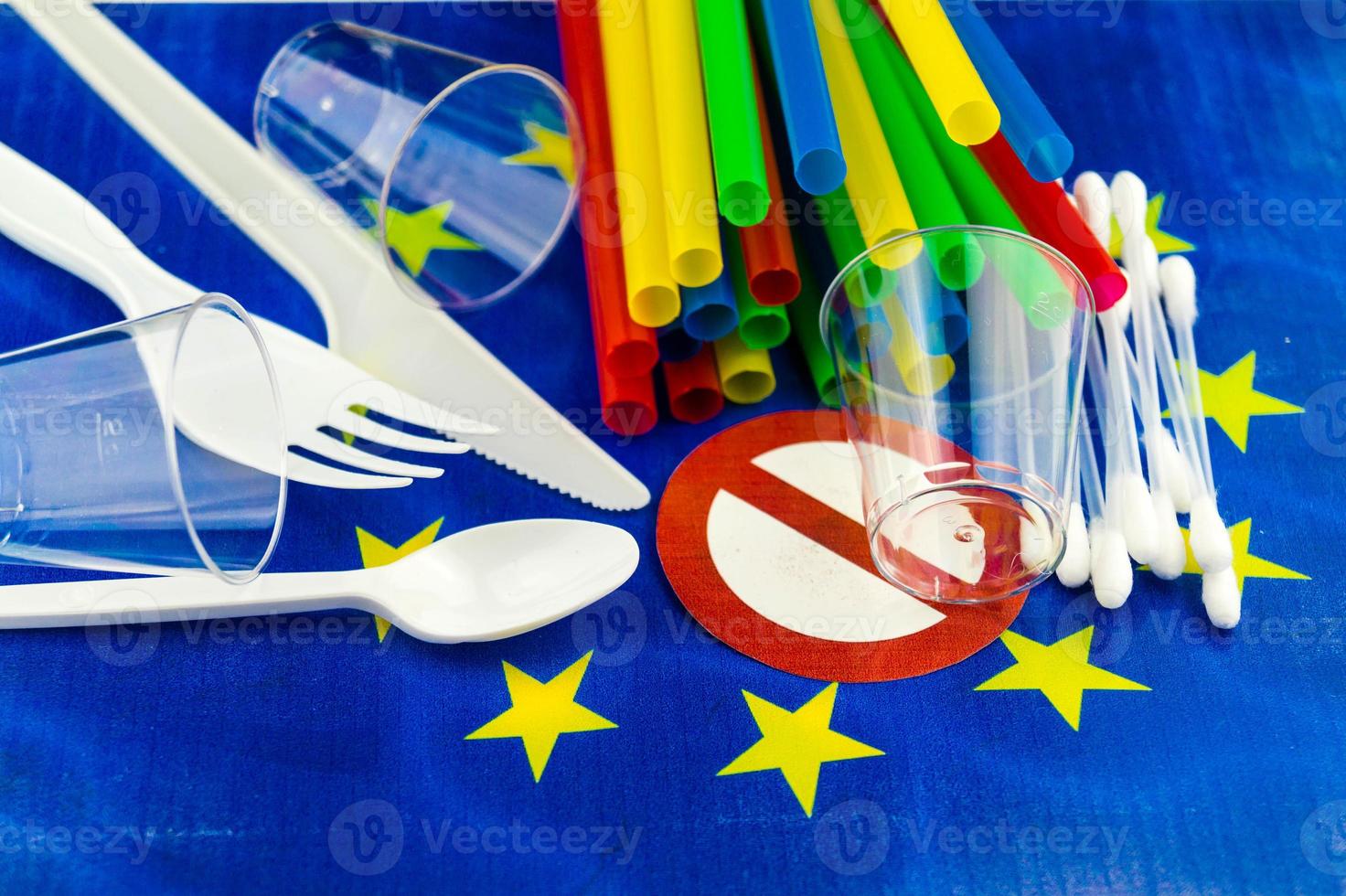 l'Europa vieta le cannucce e le stoviglie di plastica a causa delle microplastiche foto