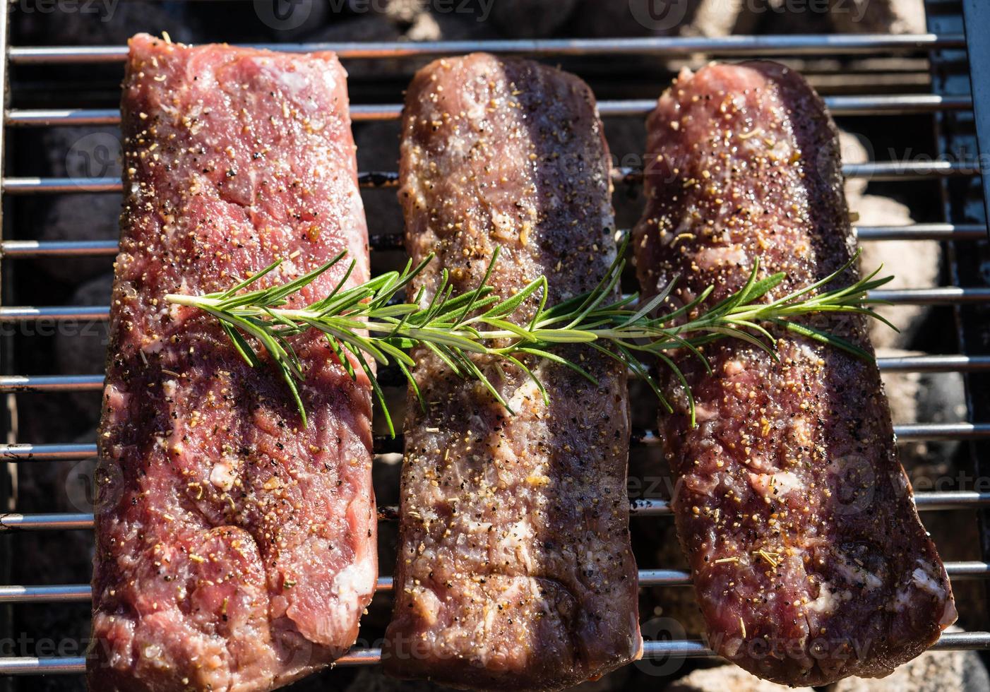 Costolette di agnello al rosmarino con aglio foto