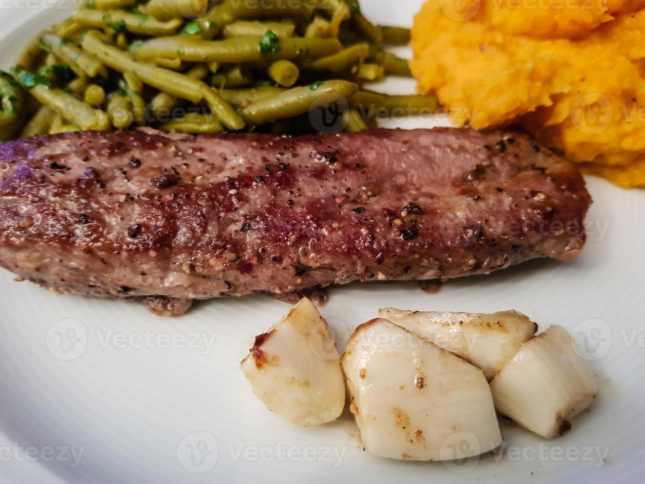 Costolette di agnello al rosmarino con aglio foto