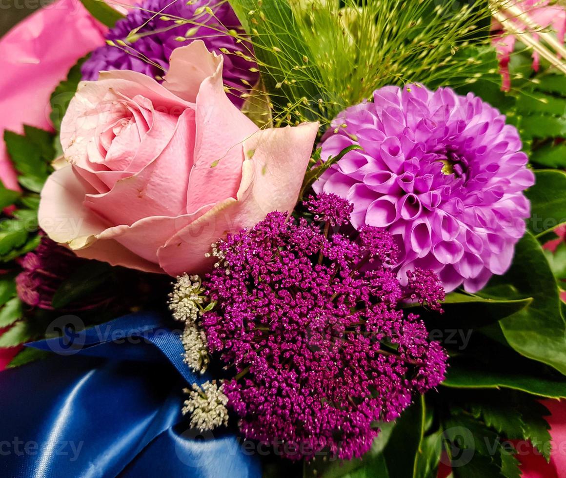 bouquet da sposa con fiori diversi foto