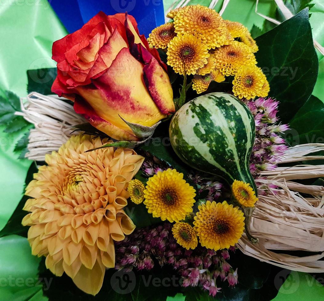 bouquet da sposa con fiori diversi foto