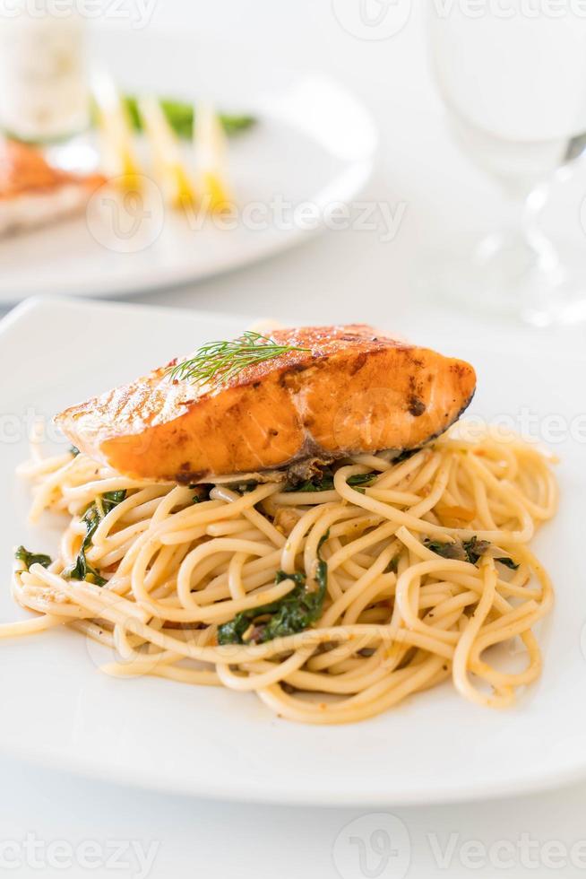 spaghetti piccanti saltati in padella con salmone foto