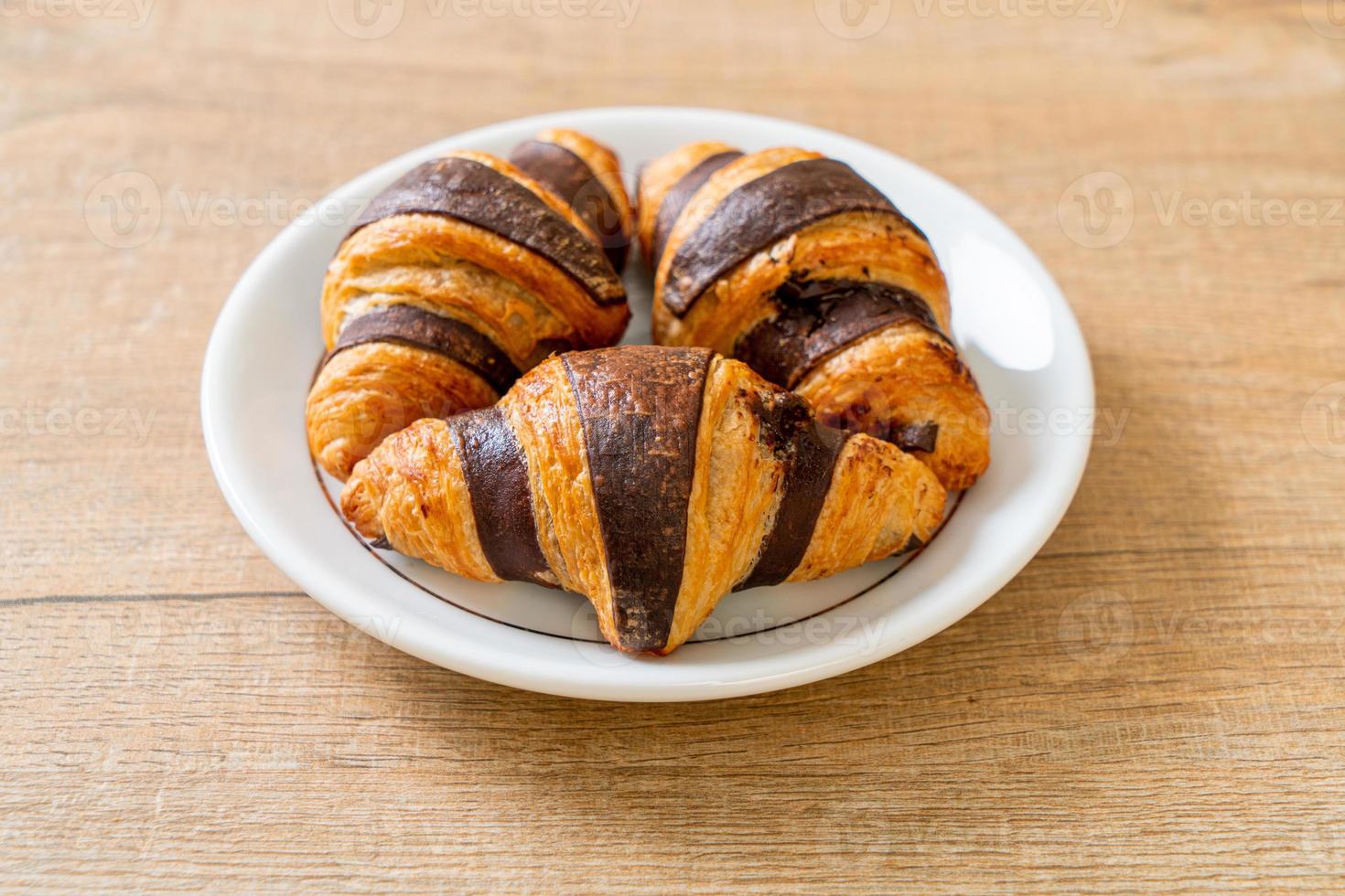 croissant fresco al cioccolato su piatto foto