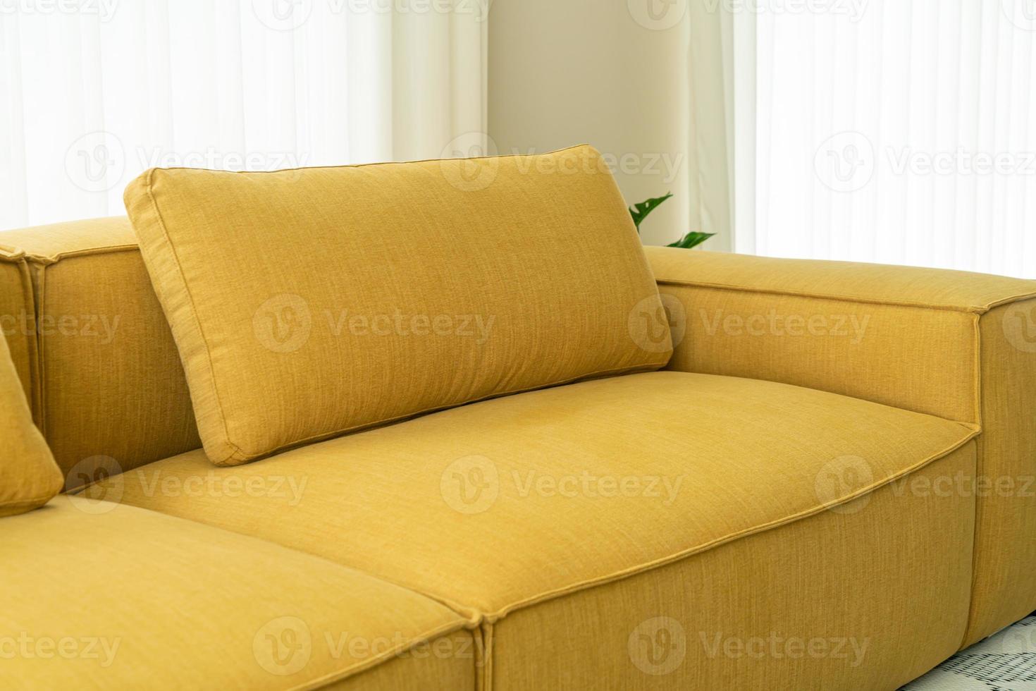 divano in tessuto giallo vuoto decorazione interni nel soggiorno di casa foto