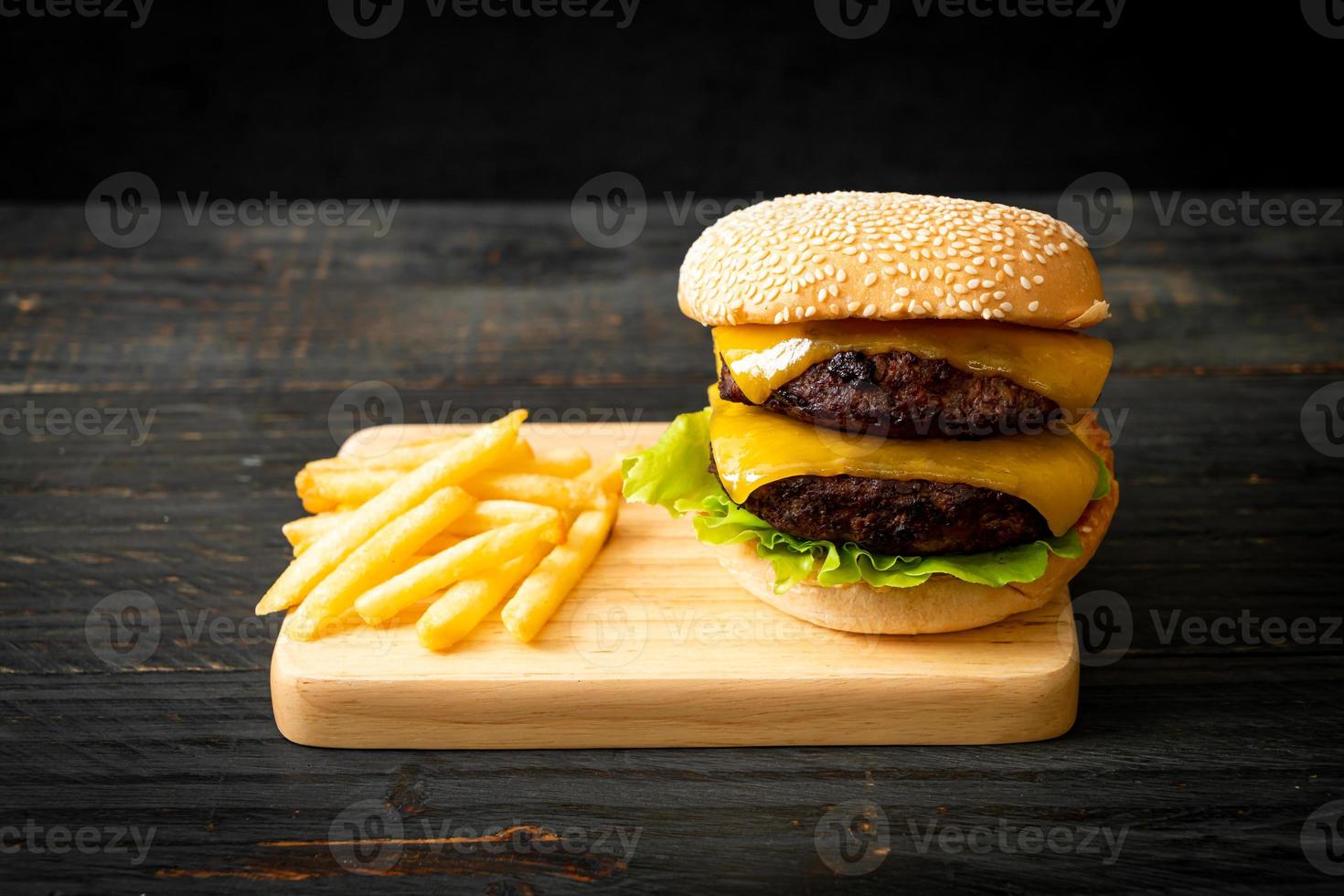 hamburger o hamburger di manzo con formaggio e patatine fritte - stile alimentare malsano foto