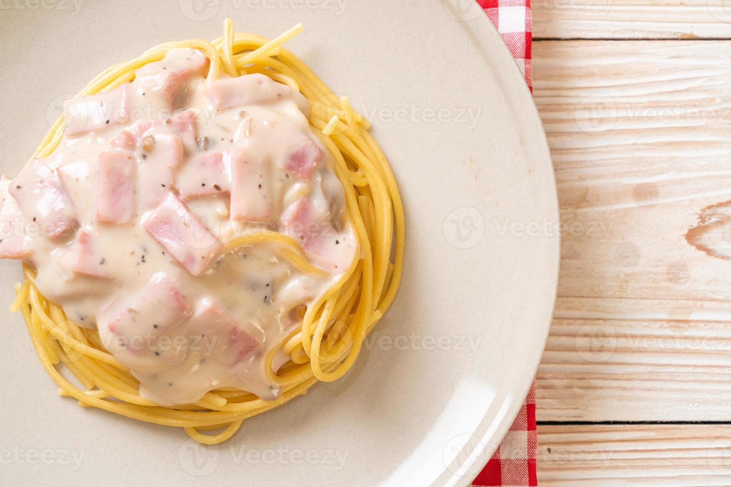 spaghetti fatti in casa salsa di panna bianca con prosciutto - stile italiano foto