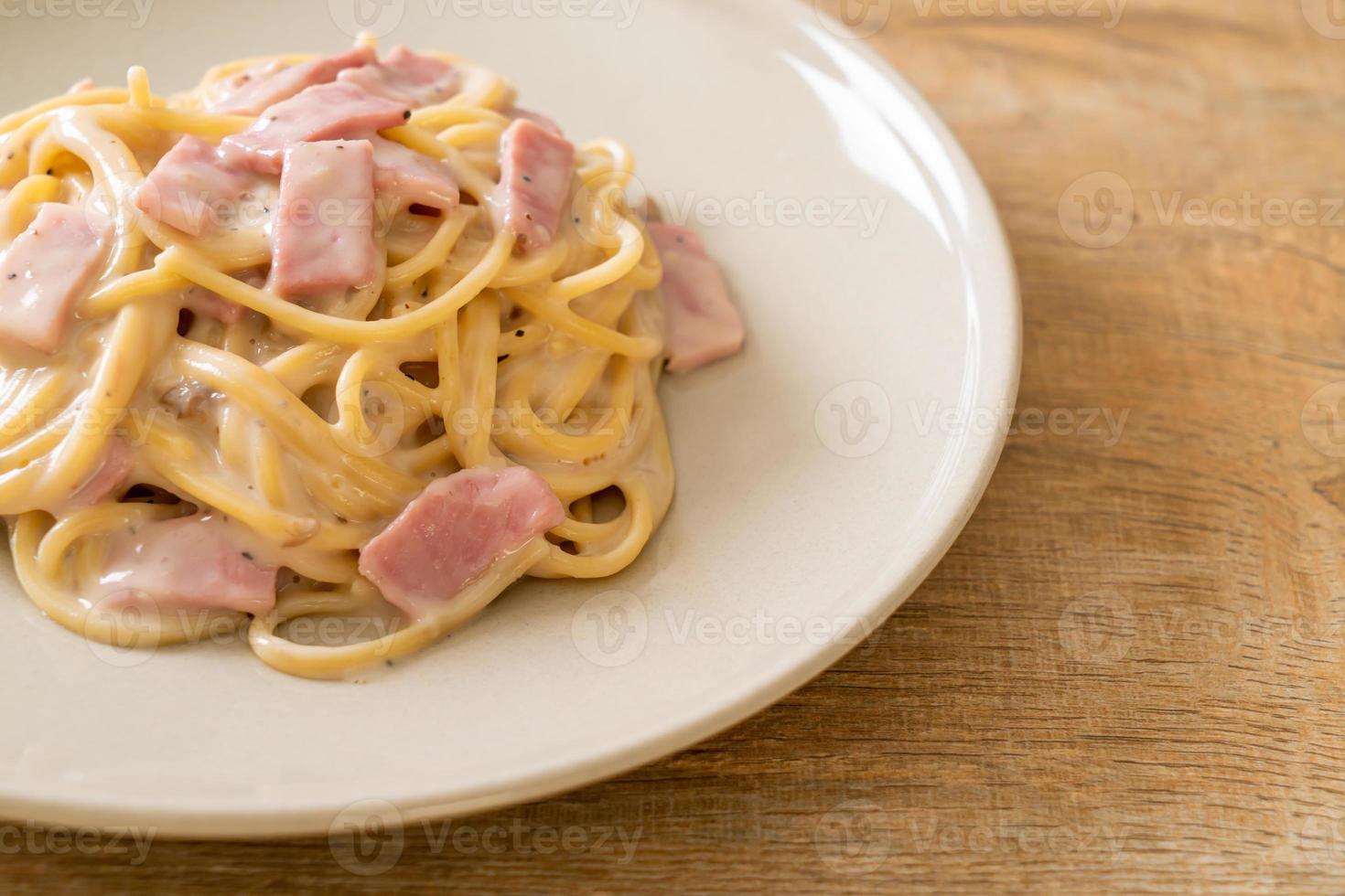 spaghetti fatti in casa salsa di panna bianca con prosciutto - stile italiano foto