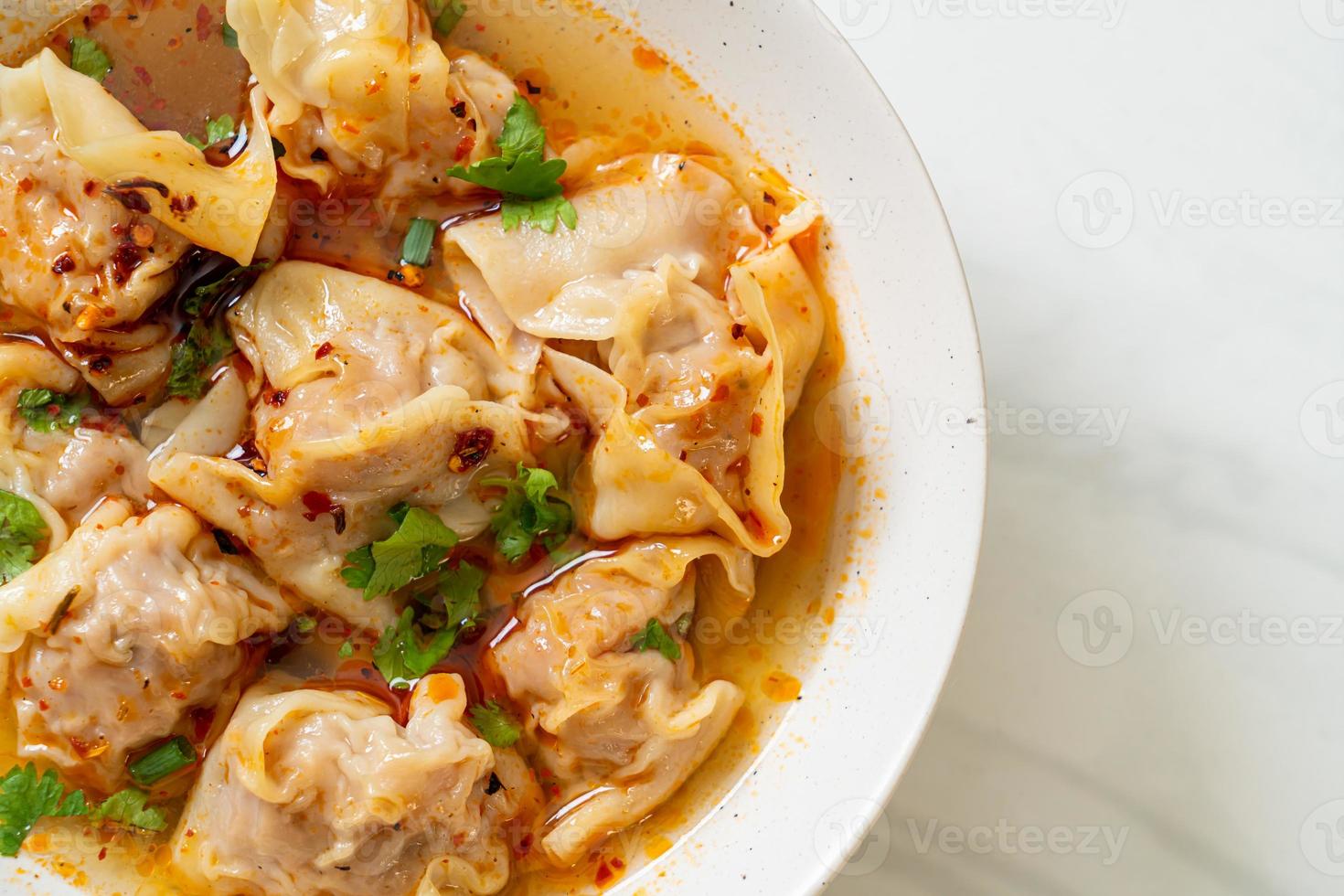 zuppa di wonton di maiale o zuppa di gnocchi di maiale con peperoncino arrosto - stile asiatico foto