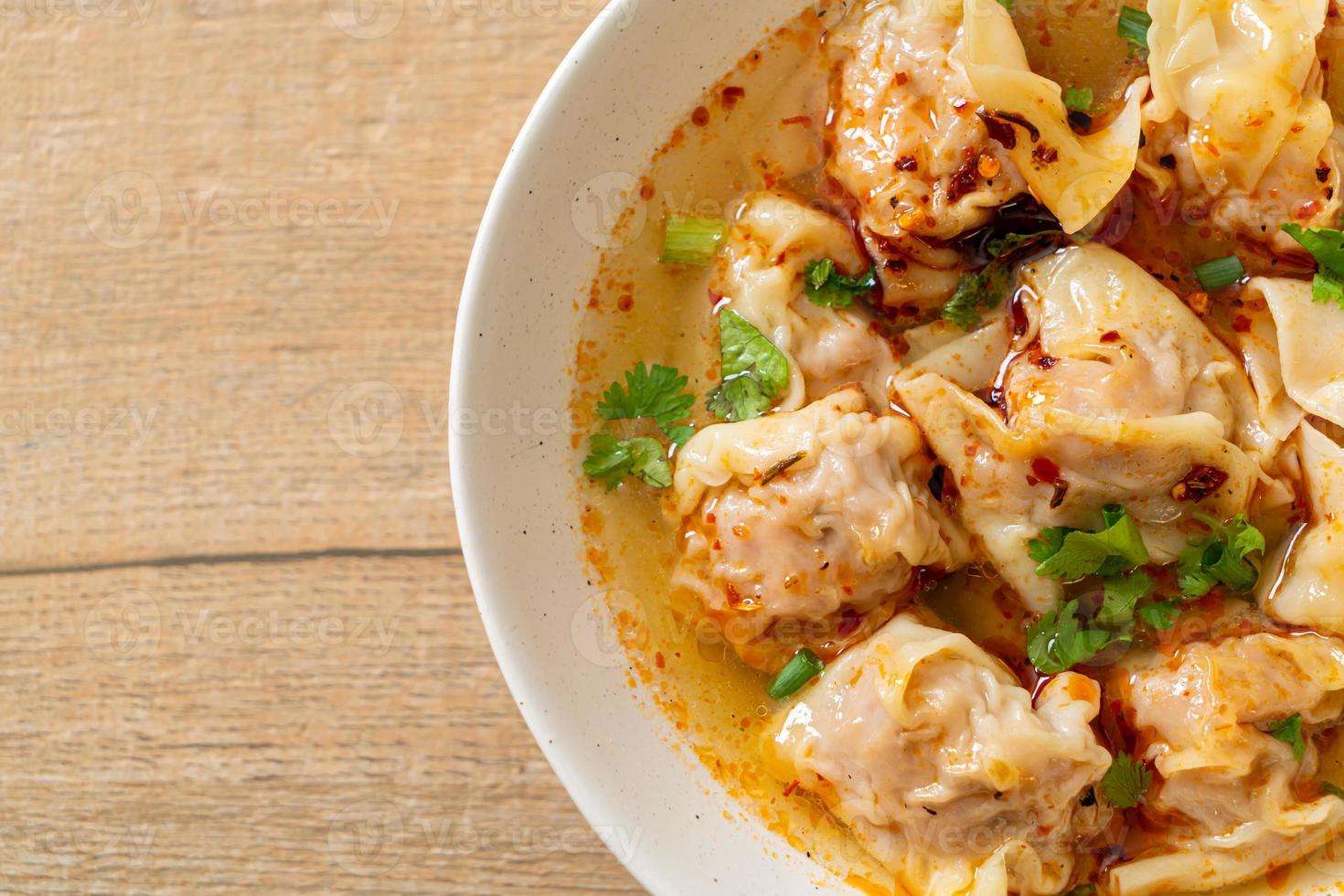 zuppa di wonton di maiale o zuppa di gnocchi di maiale con peperoncino arrosto - stile asiatico foto