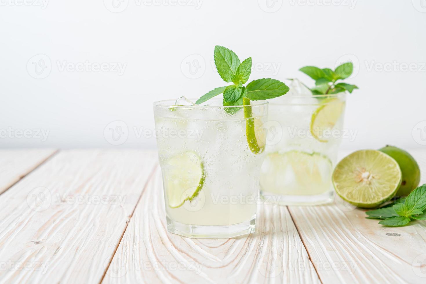 soda ghiacciata al lime con menta - bevanda rinfrescante foto