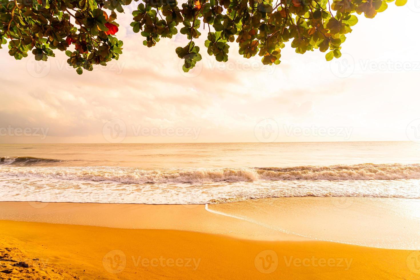 bellissima e deserta spiaggia mare all'alba o al tramonto foto