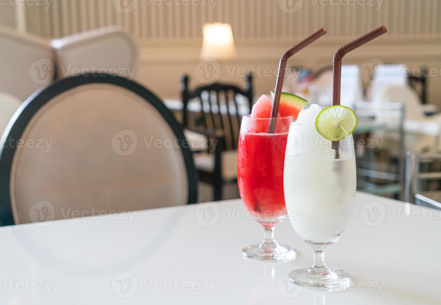 bicchiere di frullato di limone e lime fresco nella caffetteria e nel ristorante foto