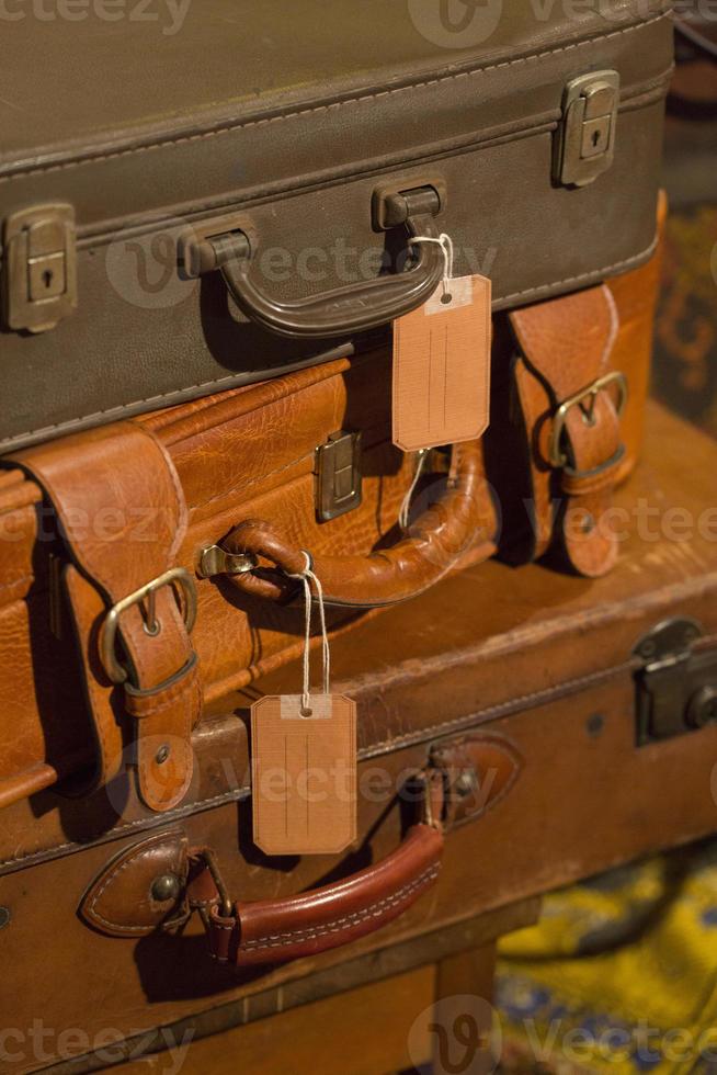 pila di valigie in pelle vintage foto