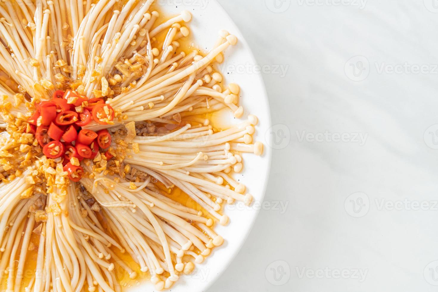 funghi aghi dorati al vapore fatti in casa o enokitake con salsa di soia, peperoncino e aglio foto