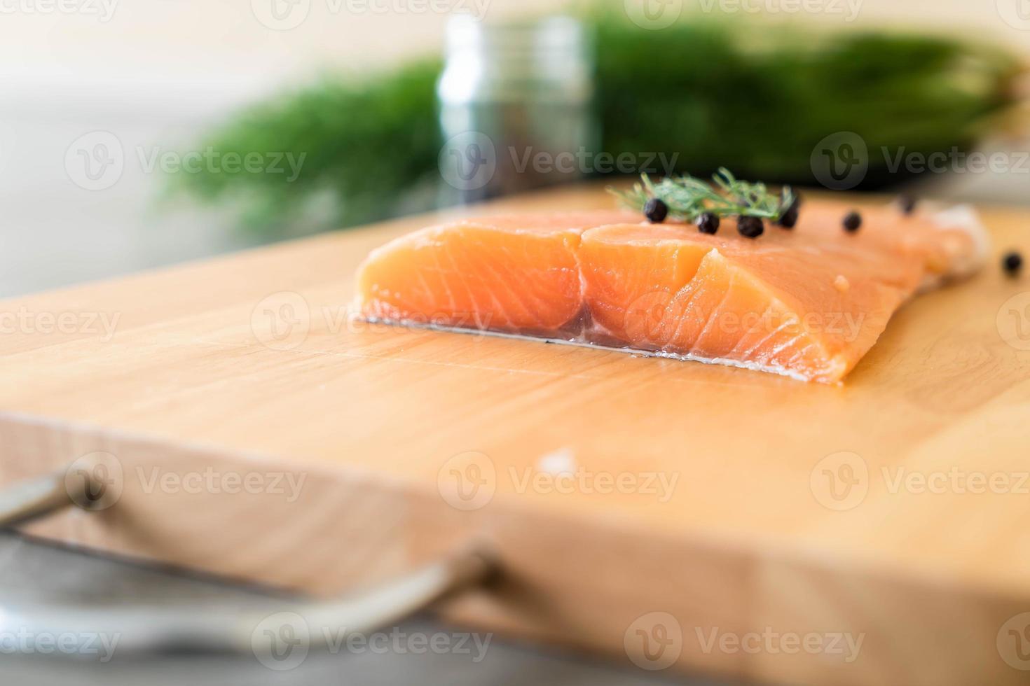 filetto di salmone fresco a bordo foto