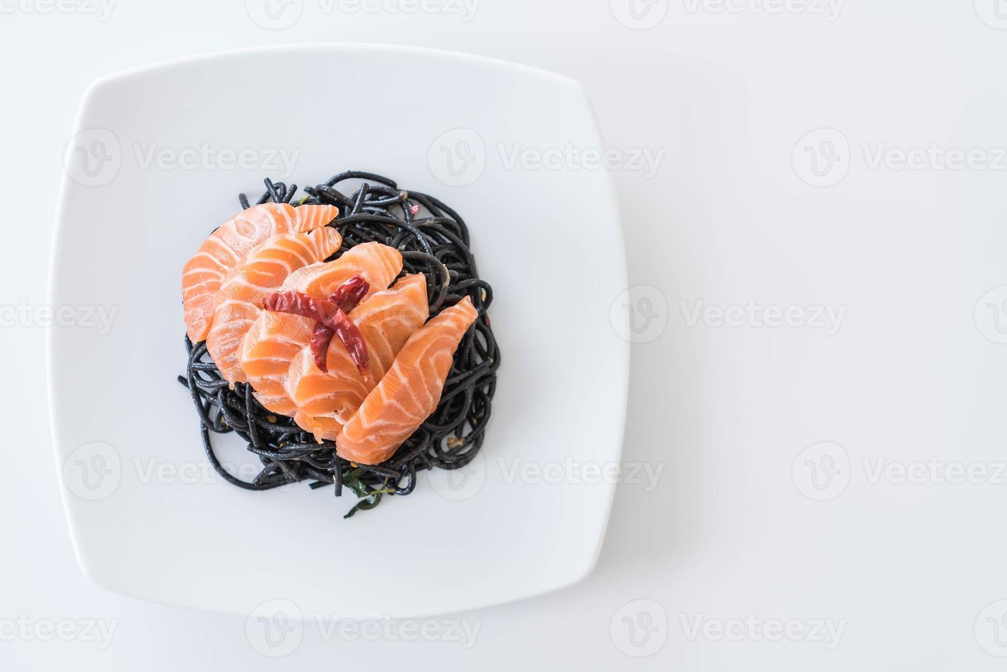 spaghetti neri piccanti al salmone - fusion food style foto