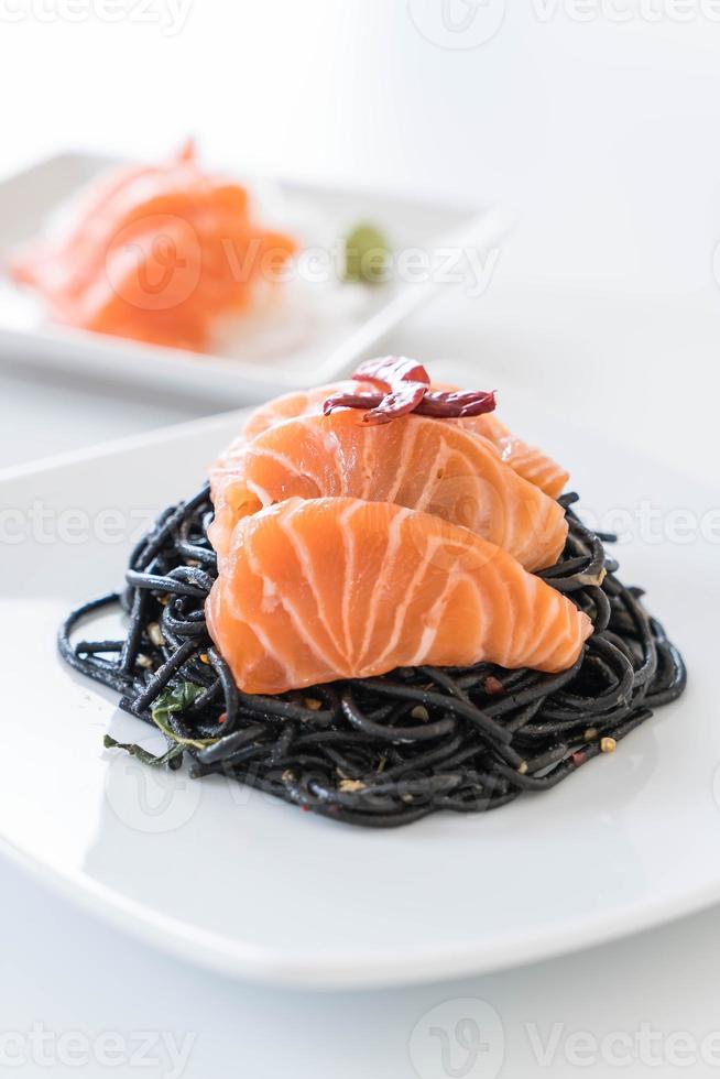 spaghetti neri piccanti al salmone - fusion food style foto