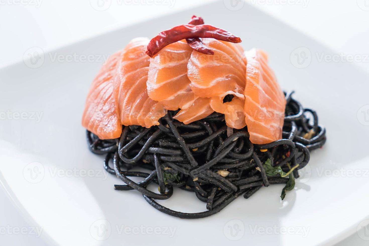 spaghetti neri piccanti al salmone - fusion food style foto