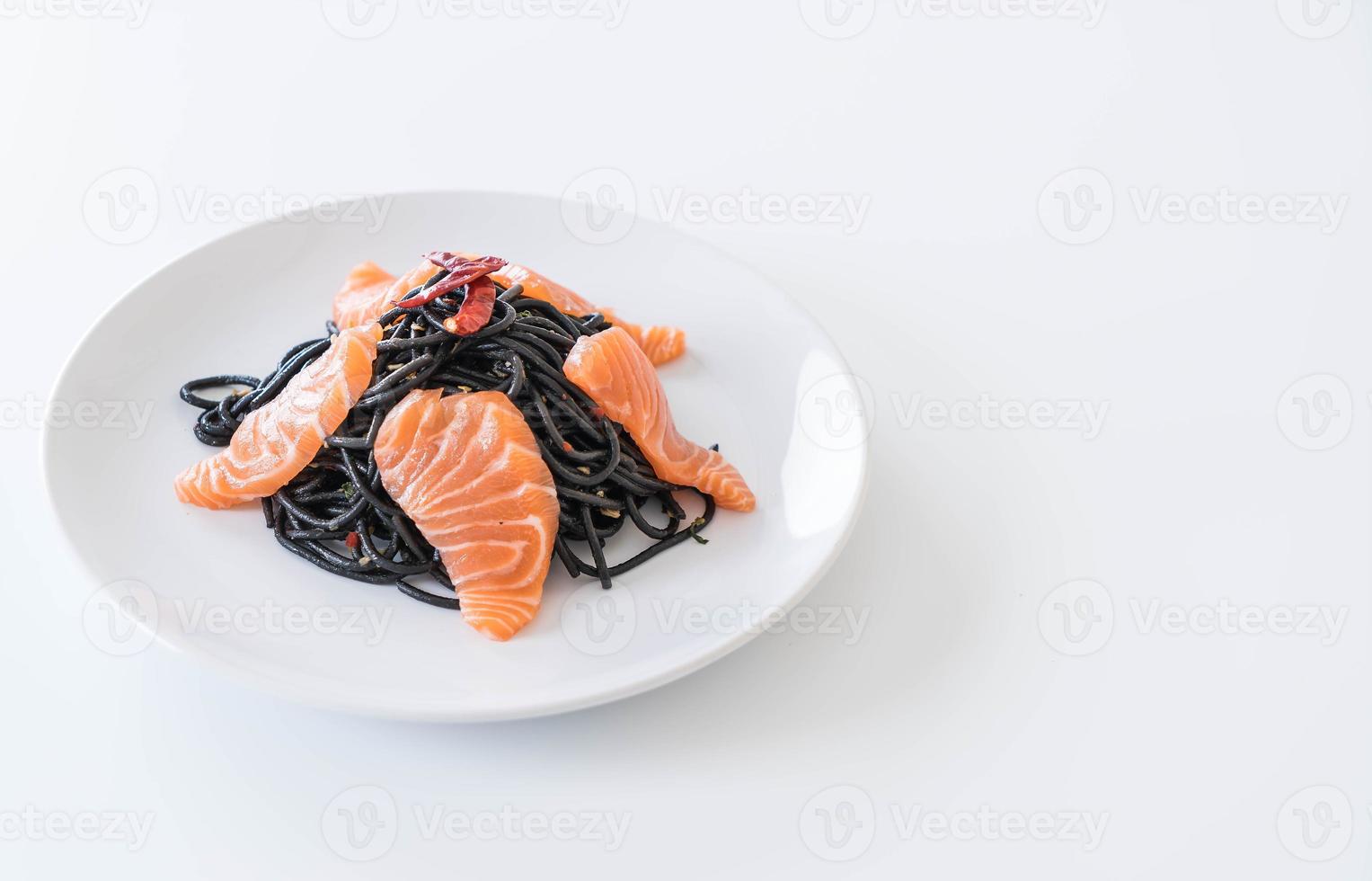 spaghetti neri piccanti al salmone - fusion food style foto