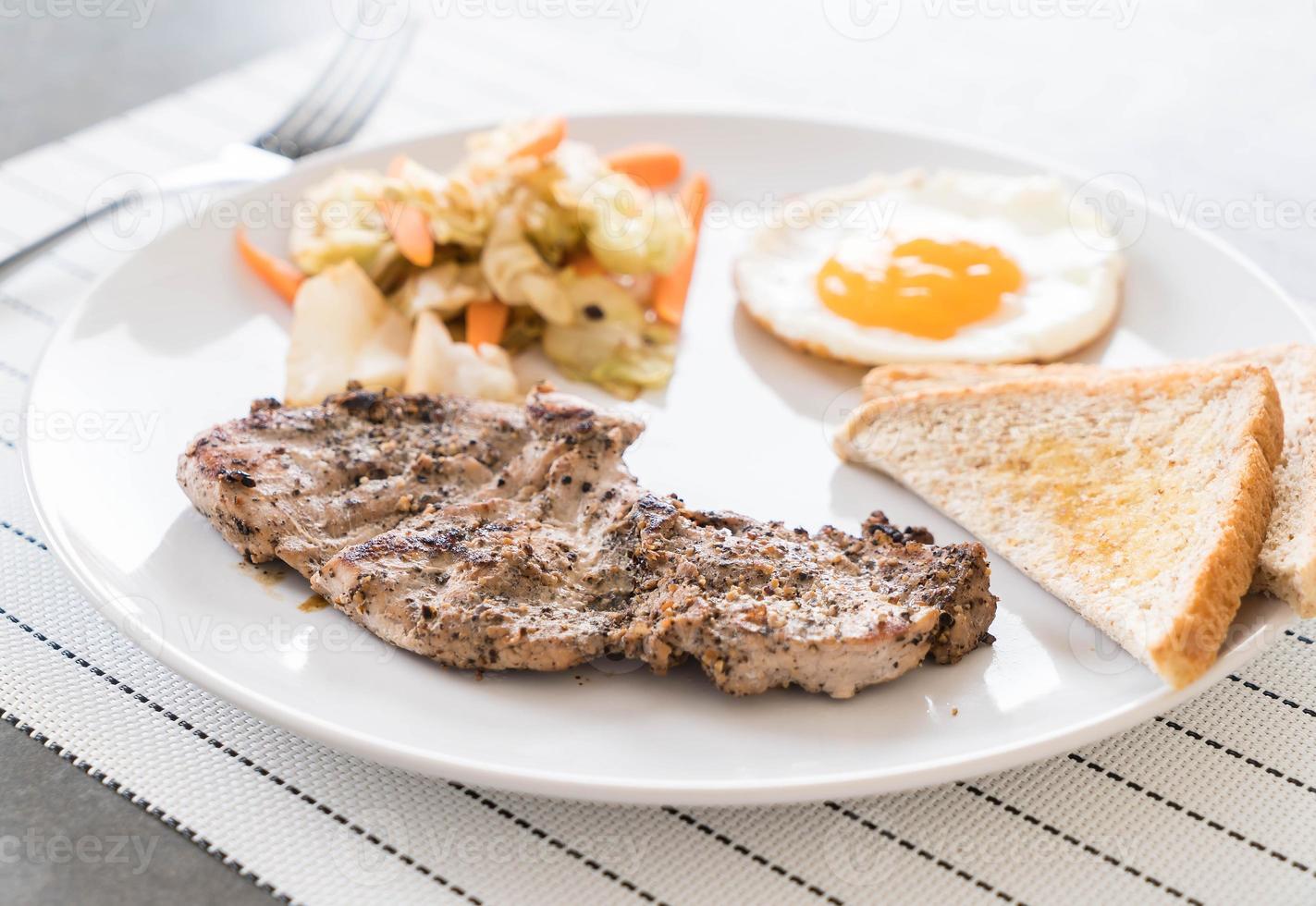 Bistecca di maiale alla griglia con peperoni neri foto