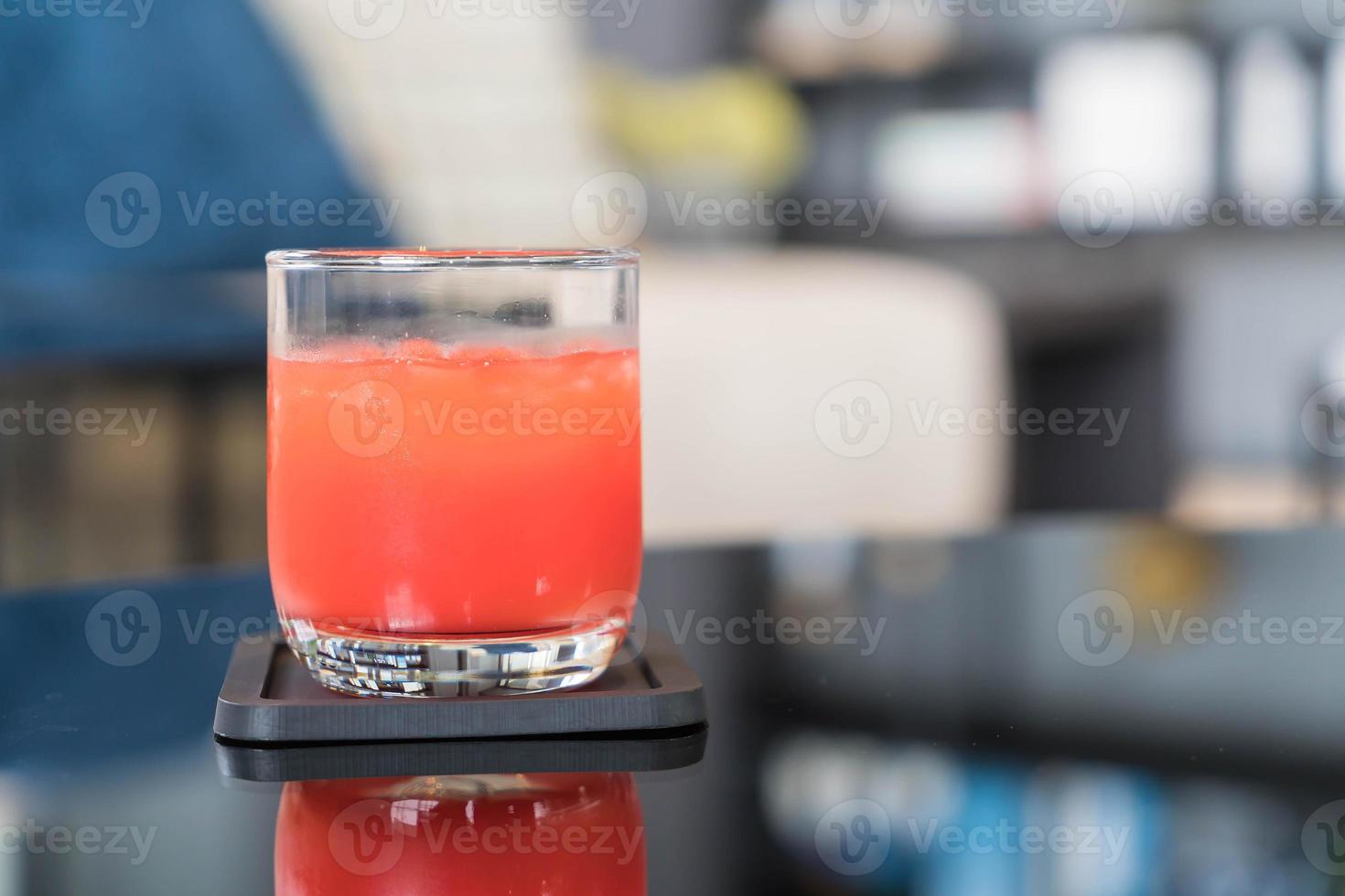 bicchiere di succo di punch sul tavolo foto