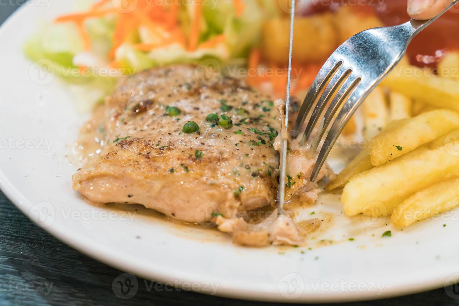 bistecca di pollo con salsa di peperoni foto