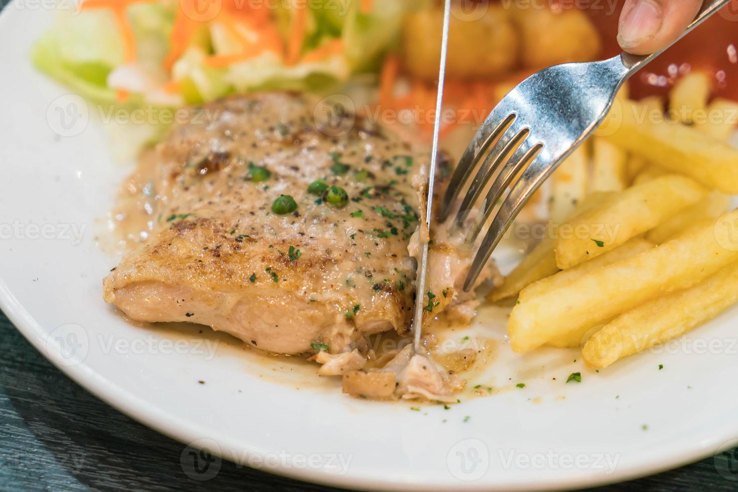 bistecca di pollo con salsa di peperoni foto