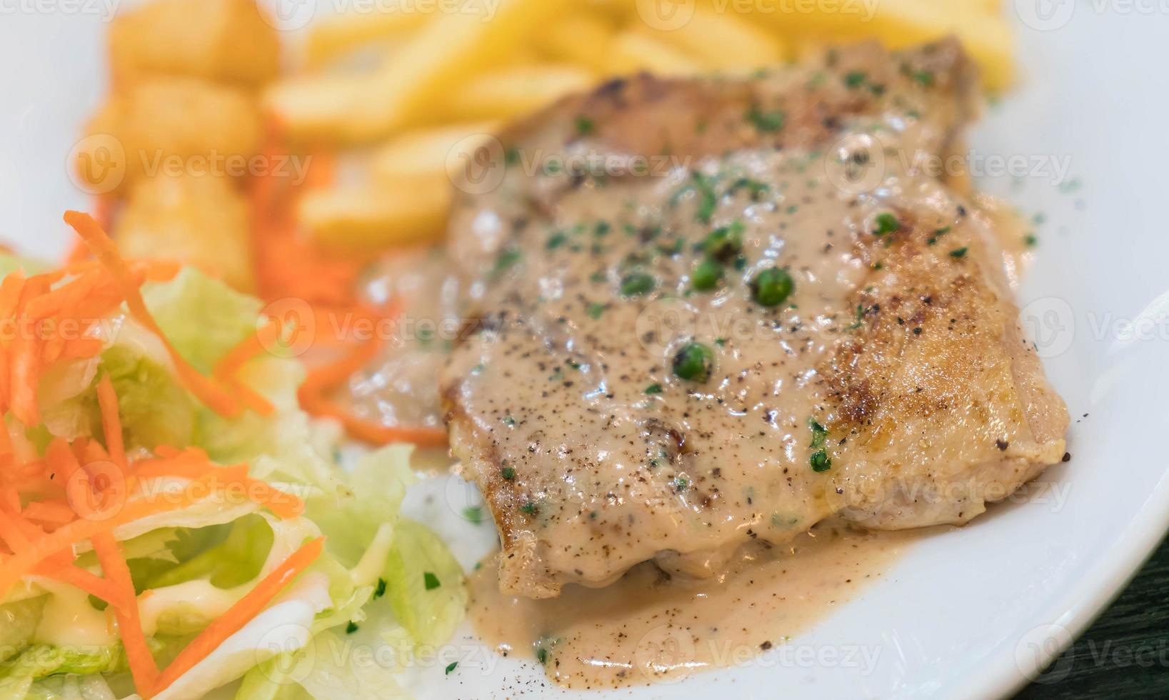 bistecca di pollo con salsa di peperoni foto