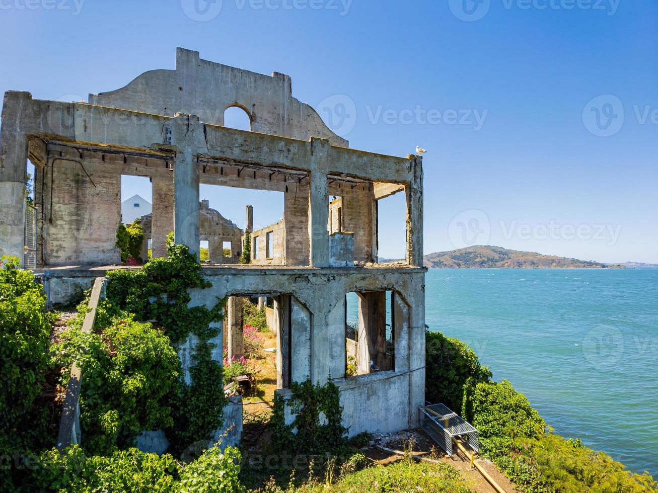 vista soleggiata di qualche edificio storico nell'isola di Alcatraz foto