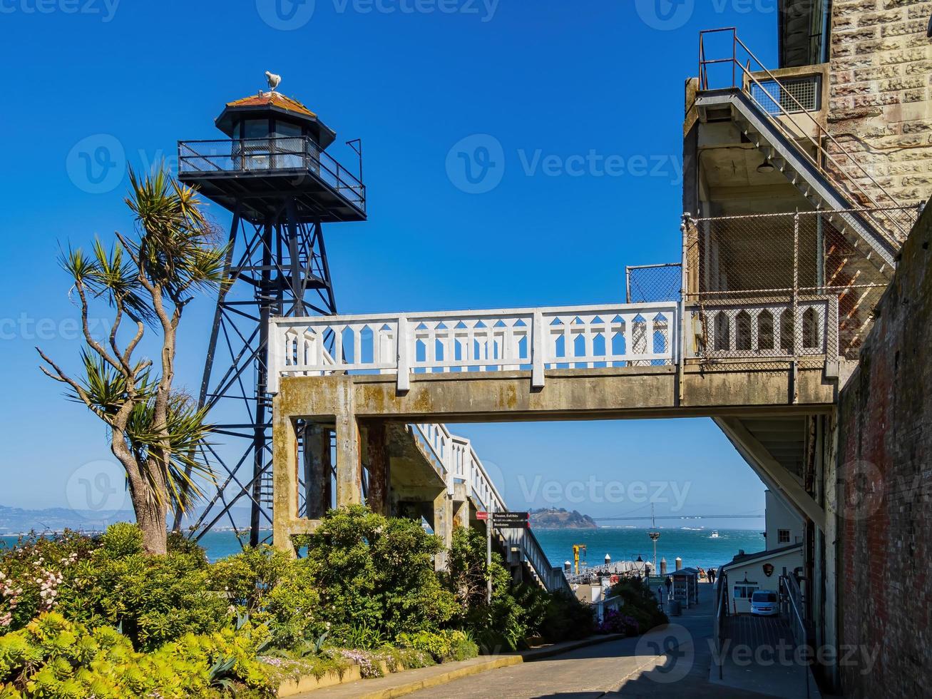 vista soleggiata di qualche edificio storico nell'isola di Alcatraz foto