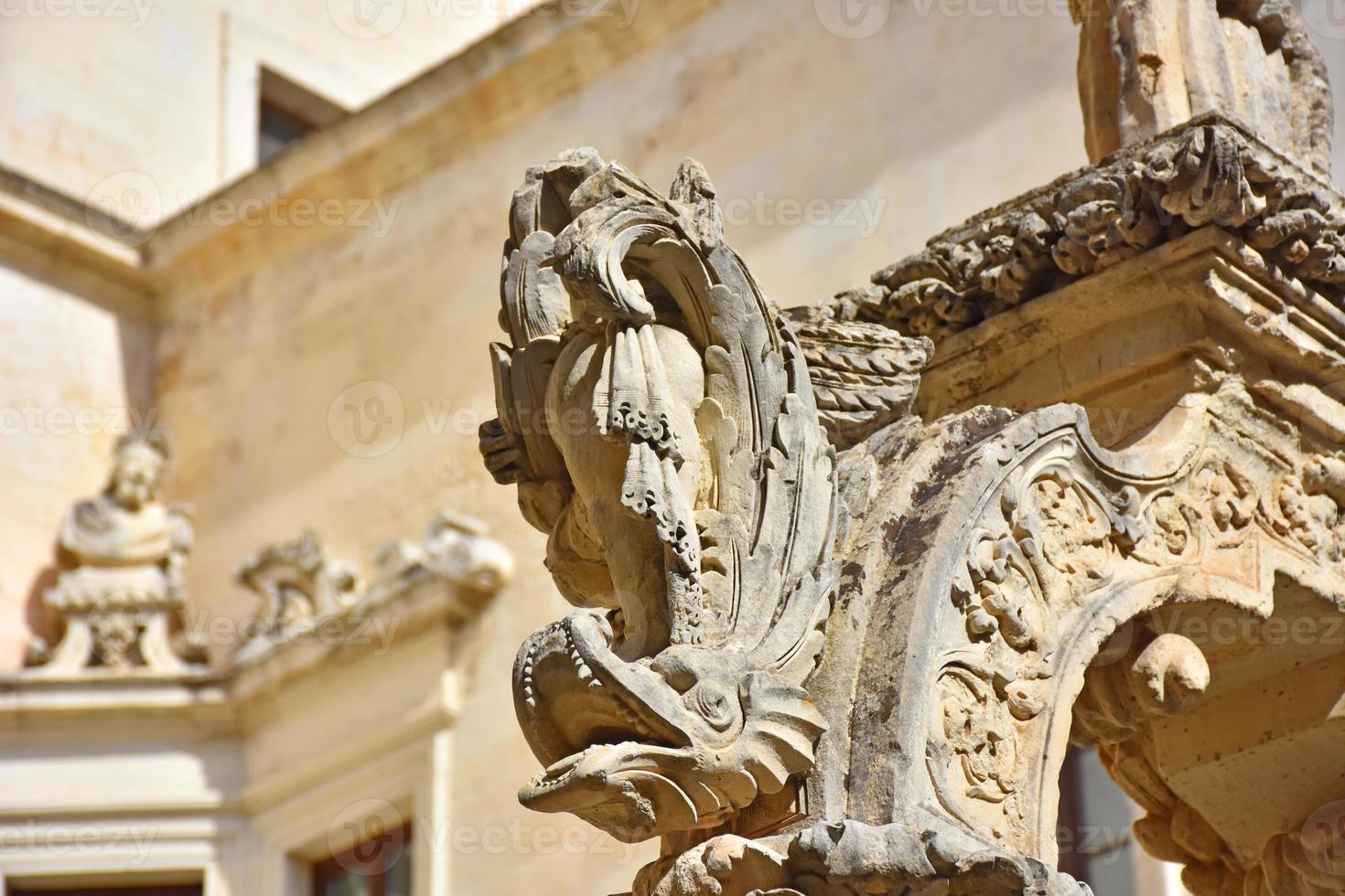 italia, lecce, città con architettura barocca e chiese e resti archeologici. foto