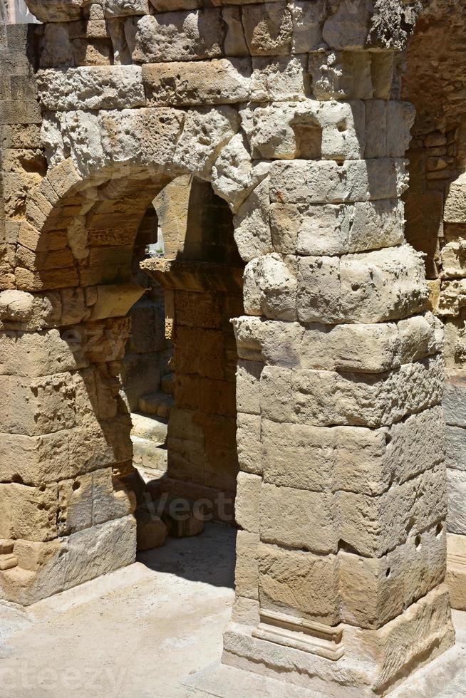 italia, lecce, città con architettura barocca e chiese e resti archeologici. foto