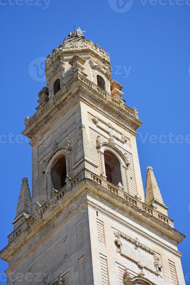 italia, lecce, città con architettura barocca e chiese e resti archeologici. foto